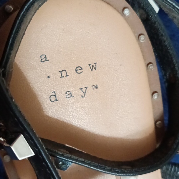 Women's shoes - Picture 2 of 3